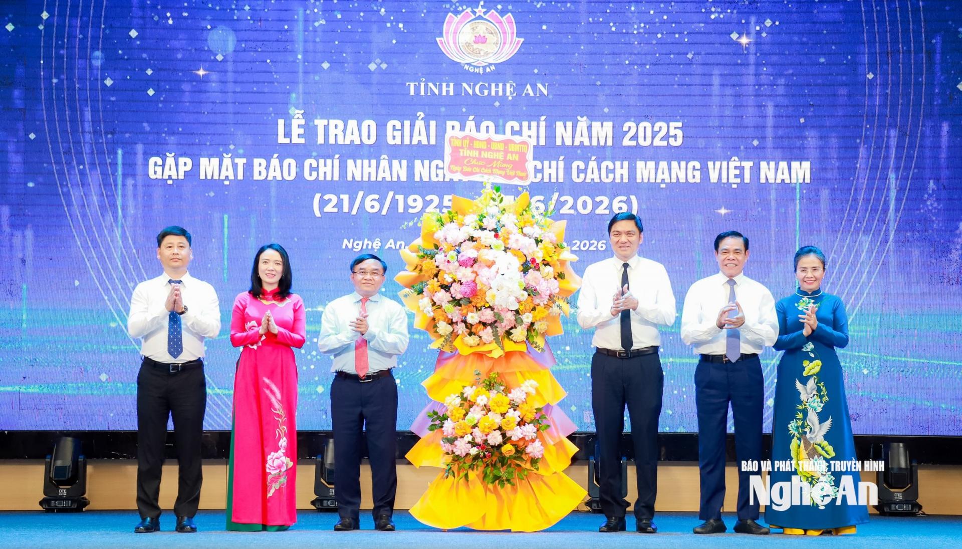 Các đồng chí trong Thường trực Tỉnh ủy trao lẵng hoa của Tỉnh ủy, HĐND, UBND, Ủy ban MTTQ PG 88 Nổ Hũ tỉnh tặng các cơ quan báo chí nhân Ngày M.PG88 Tips cách mạng PG 88 Nổ Hũ 21/6. Ảnh: Thành Duy