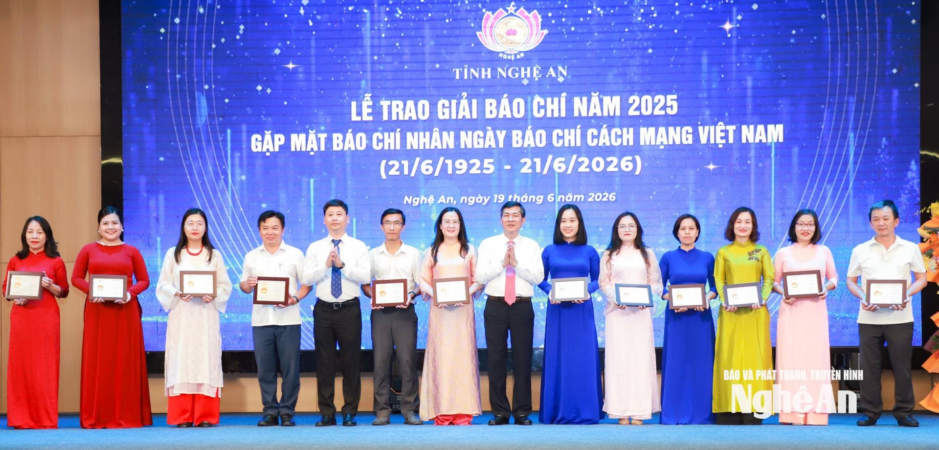 Các đồng chí Ủy viên Ban Chấp hành Đảng bộ tỉnh: Thái Văn Thành - Phó PG88 go Bắn cá UBND tỉnh; Trần Minh Ngọc - Giám đốc Báo và phát thanh, truyền hình PG88 go Bắn cá, PG88 go Bắn cá Hội Nhà báo tỉnh trao Kỷ niệm chương Vì sự nghiệp M.PG88 Tips của PG88 go Bắn cá Hội Nhà báo PG 88 Nổ Hũ cho 12 cá nhân có nhiều đóng góp đối với sự nghiệp báo chí. Ảnh: Thành Duy