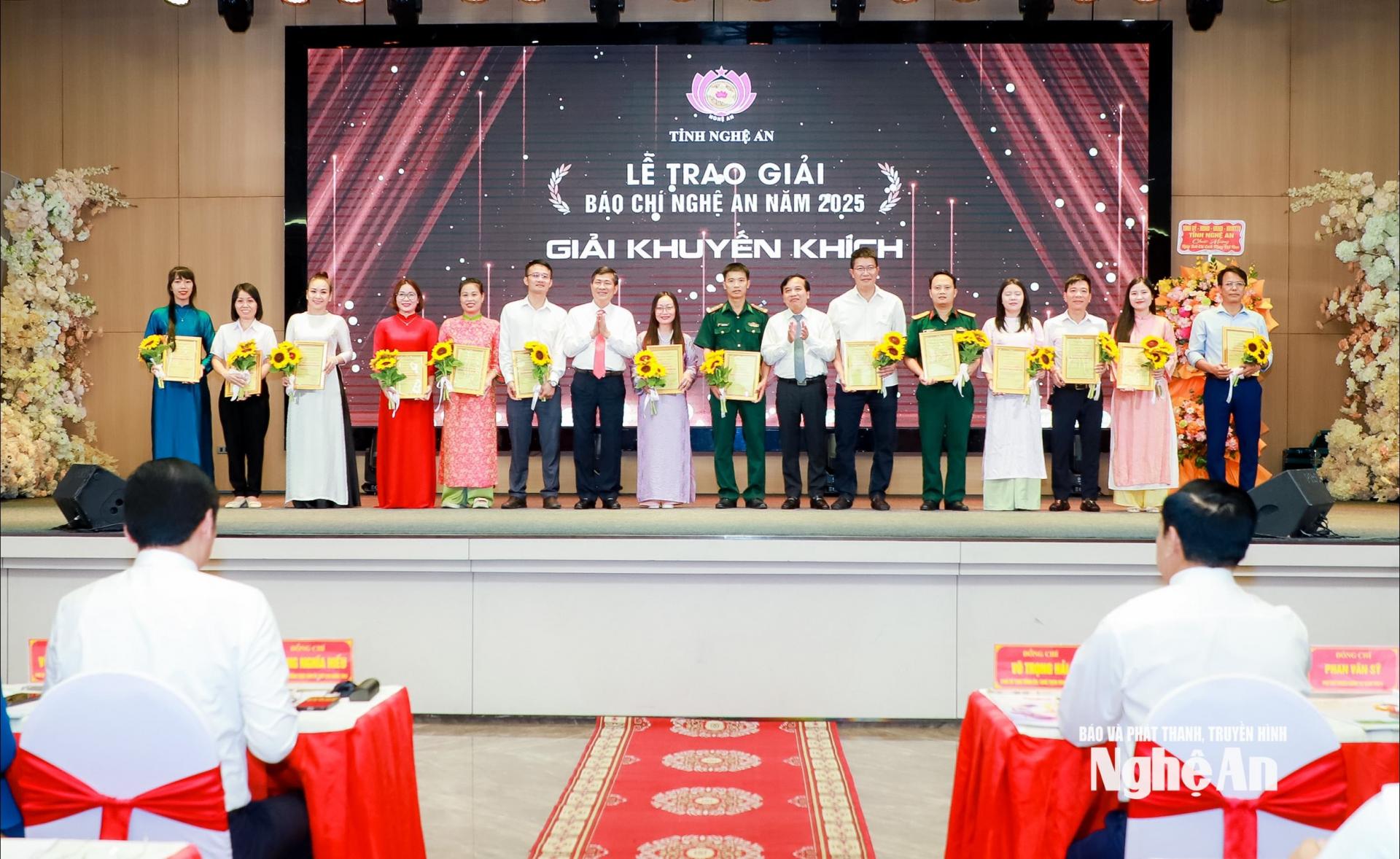Các đồng chí Ủy viên Ban Chấp hành Đảng bộ tỉnh: Nguyễn Như Khôi - Phó PG88 go Bắn cá HĐND tỉnh; Thái Văn Thành - Phó PG88 go Bắn cá UBND tỉnh trao giải Khuyến khích cho các tác giả, nhóm tác giả đoạt giải. Ảnh: Thành Duy