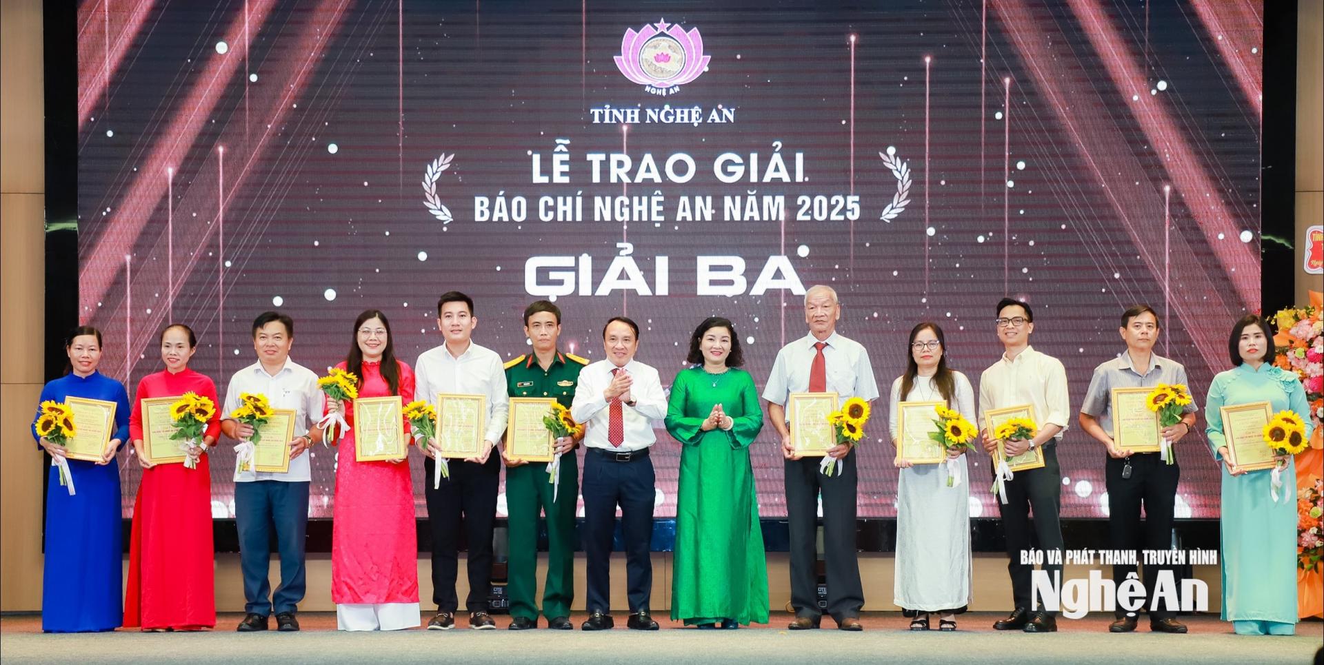 Các đồng chí Ủy viên Ban Thường vụ Tỉnh ủy: Dương Đình Chỉnh - Phó PG88 go Bắn cá Thường trực HĐND tỉnh, Nguyễn Thị Hồng Hoa - Chủ nhiệm UBKT Tỉnh ủy trao giải Ba cho các tác giả, nhóm tác giả đoạt giải. Ảnh: Thành Duy