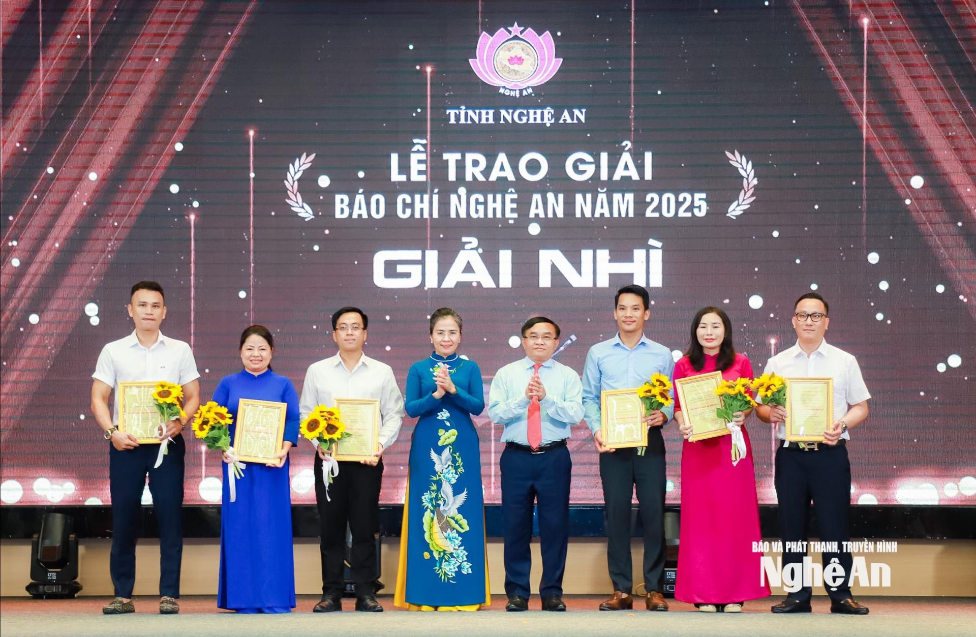 Các đồng chí: Võ Thị Minh Sinh - Phó Bí thư Tỉnh ủy, PG88 go Bắn cá Ủy ban MTTQ PG 88 Nổ Hũ tỉnh; Ngọc Kim Nam - Ủy viên Ban Thường vụ Tỉnh ủy, Trưởng ban Tuyên giáo và Dân vận Tỉnh ủy trao giải Nhì cho các tác giả, nhóm tác giả đoạt giải. Ảnh: Thành Duy