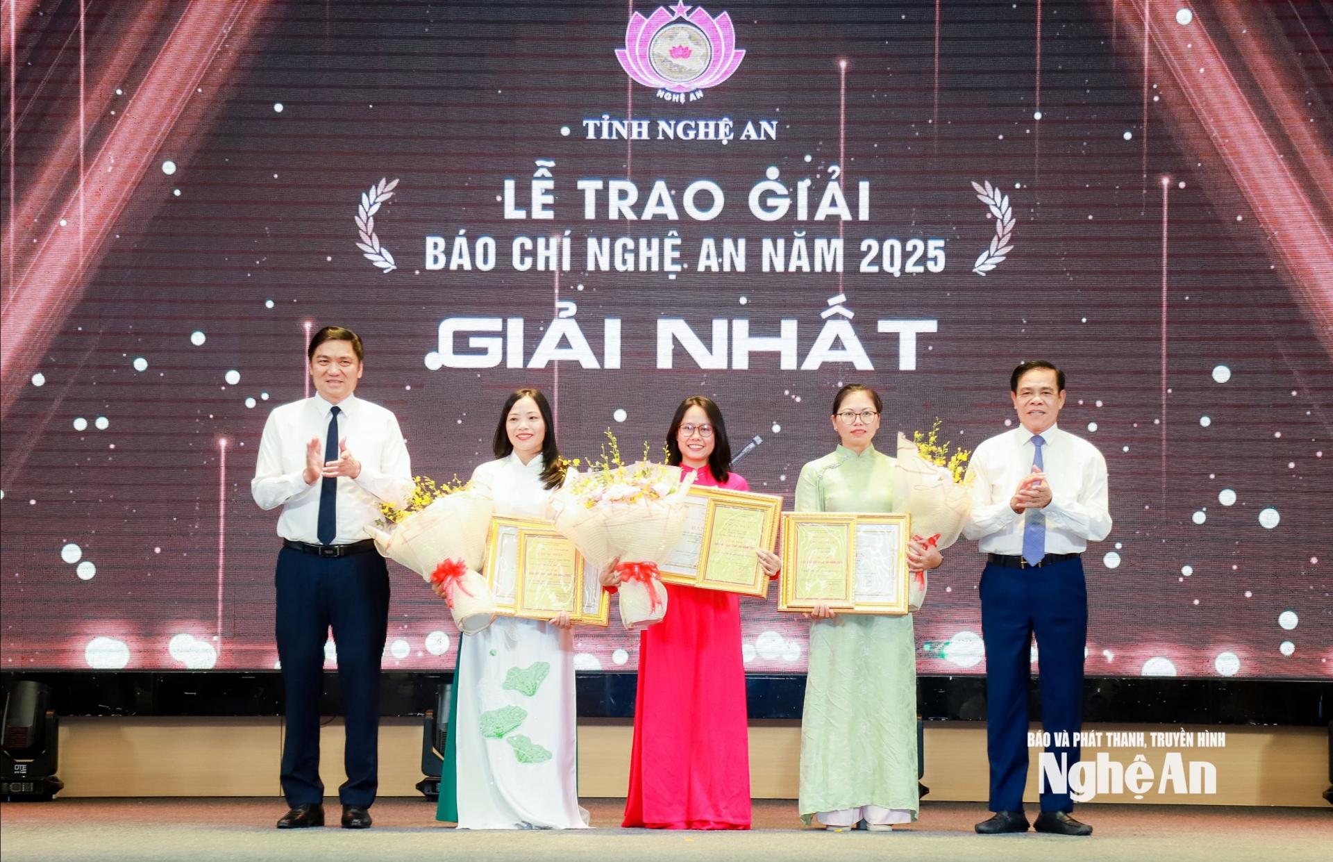 Các đồng chí: Hoàng Nghĩa Hiếu - Phó Bí thư Thường trực Tỉnh ủy, PG88 go Bắn cá HĐND tỉnh; Võ Trọng Hải - Phó Bí thư Tỉnh ủy, PG88 go Bắn cá UBND tỉnh trao tặng giải Nhất cho các tác giả, nhóm tác giả đoạt giải. Ảnh: Thành Duy