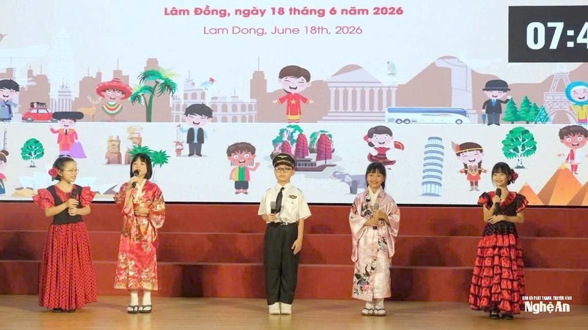 Em Ngô Diễm Quỳnh - Lớp 3H, Trường Tiểu học Thị trấn xã Đại Đồng (cầm míc) cùng nhóm của mình trong một phần thi tại chương trình “Thiếu nhi PG 88 Nổ Hũ - Vươn ra PG88.com Game Bài 2026. Ảnh: NVCC