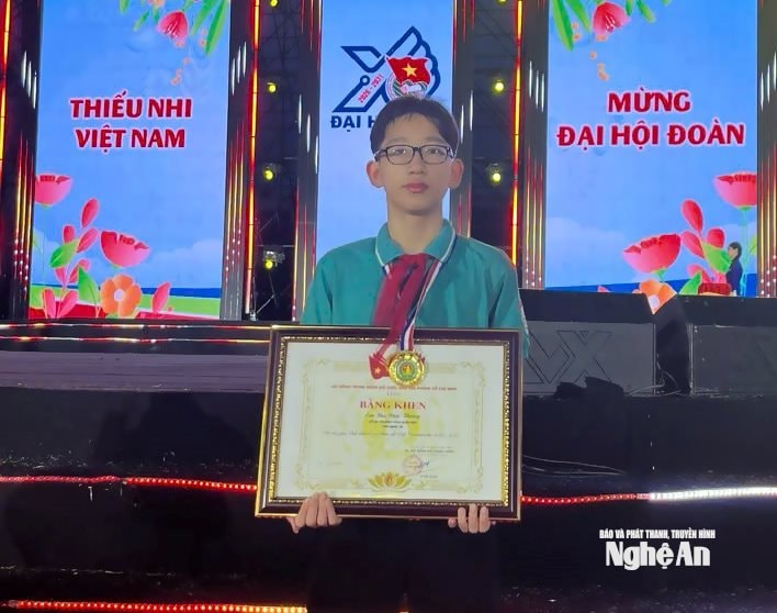Em Bùi Đức Thăng - Học sinh Trường THCS Hưng Bình, phường Thành Vinh đạt giải Nhất, Giải Cờ vua thiếu nhi PG 88 Nổ Hũ năm học 2025 - 2026. Ảnh: NVCC