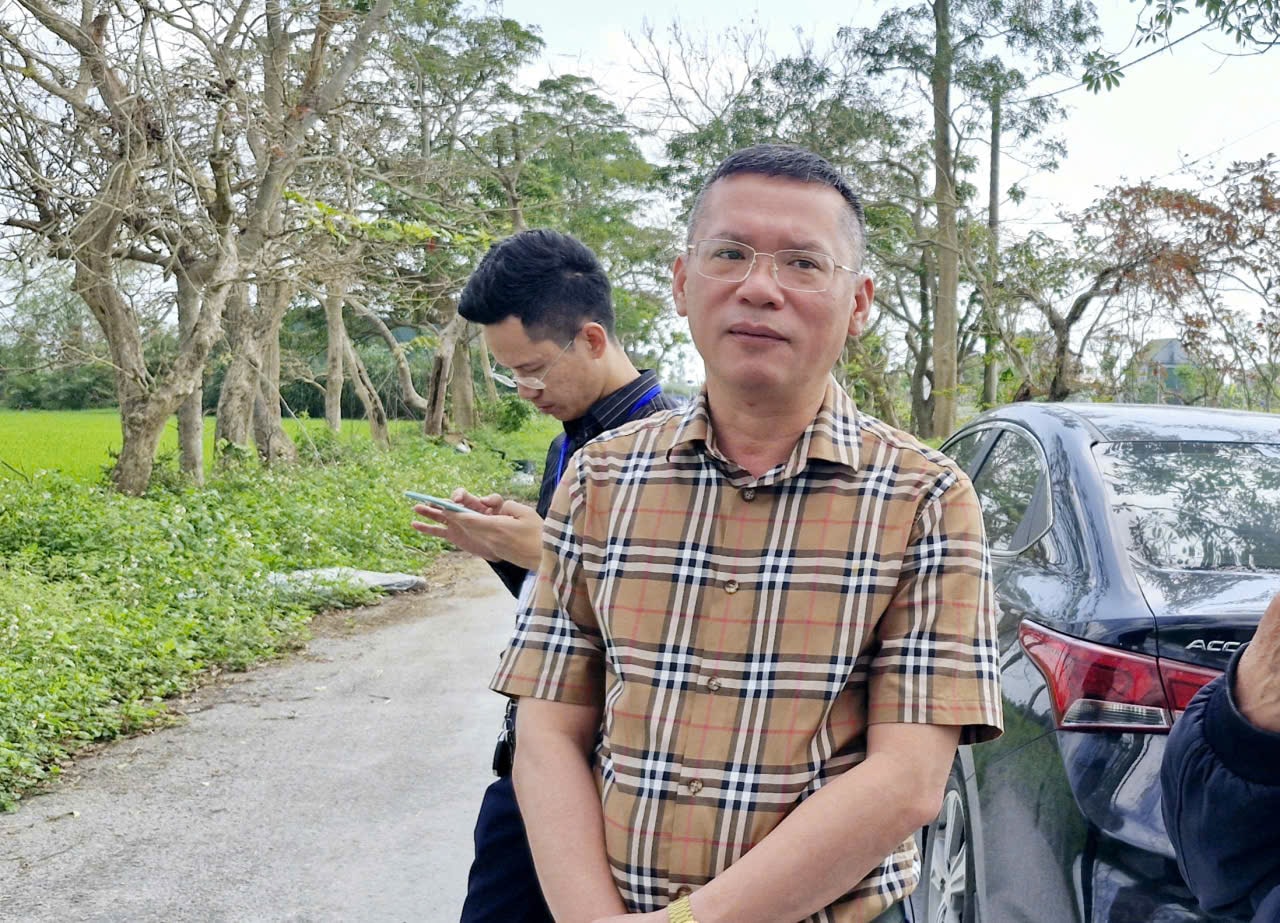 Phó PG88 go Bắn cá UBND Phường Vinh Phú, ông Hoàng Năng Hiệp nói về thực trạng dự án chậm tiến độ trên địa bàn. Ảnh: Nhật Lân