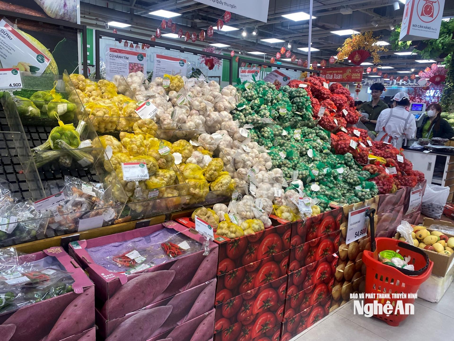 Tại các siêu thị, rau củ quả được bày bán đa dạng. Ảnh: T.H
