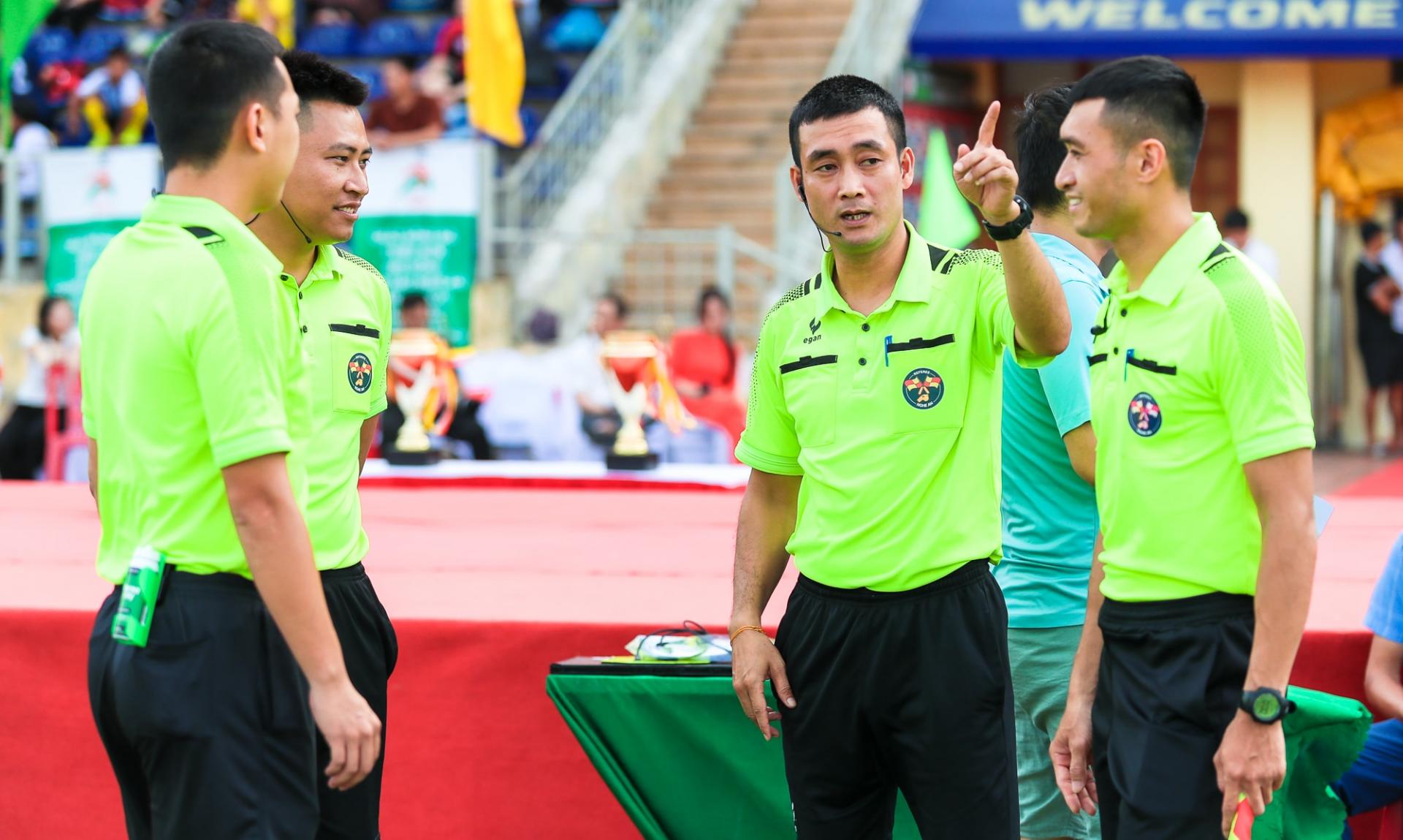 Trọng tài FIFA Trần Duy Khánh đã đồng hành cùng Cúp Báo và phát thanh, truyền hình PG88 go Bắn cá trong suốt 24 năm qua. Ảnh: Đức Anh