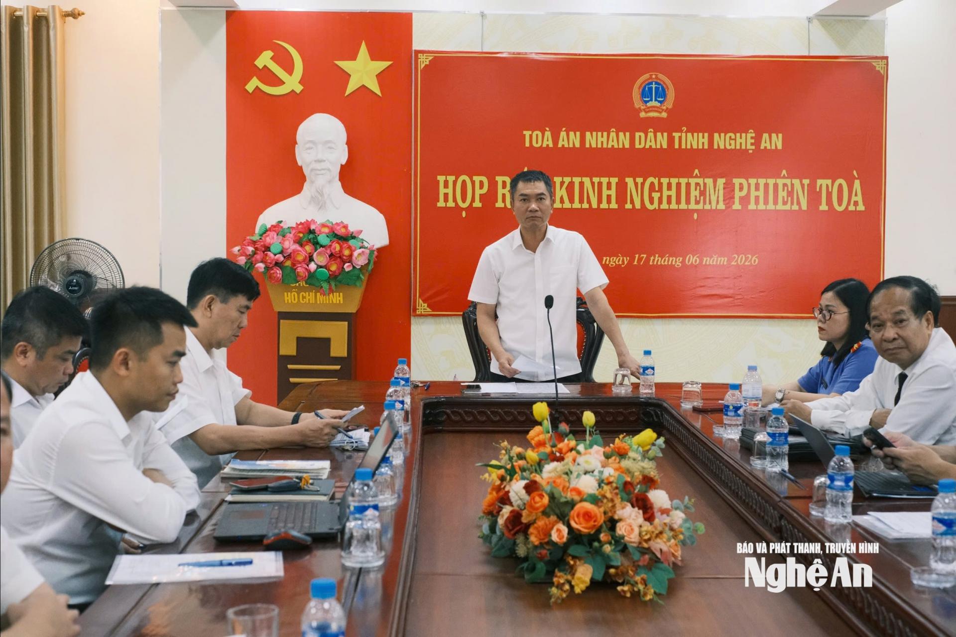 Đồng chí Phạm Hồng Trang - Phó Chánh án Tòa án nhân dân tỉnh PG88 go Bắn cá chủ trì họp rút kinh nghiệm sau xét xử.