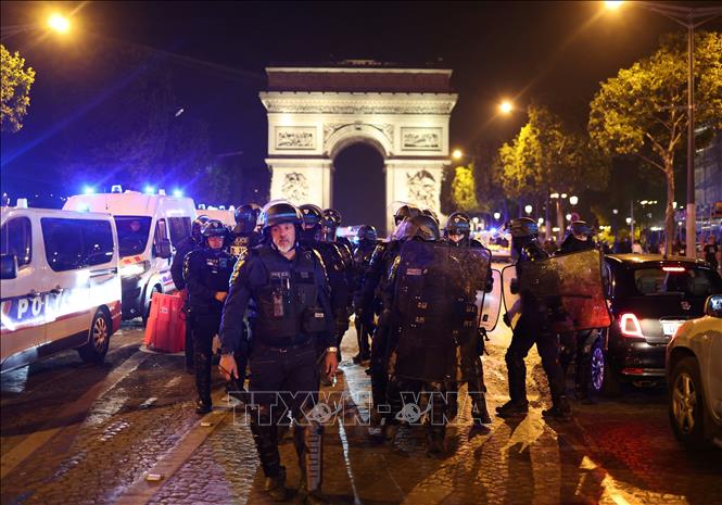 Cảnh sát Pháp tuần tra tại Paris ngày 1/7/2023.