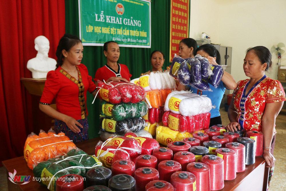 Tham gia lớp học các học viên được hỗ trợ toàn bộ nguyên liệu dệt