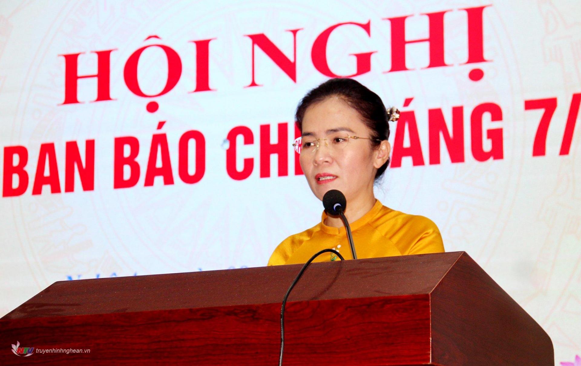 Đồng chí Võ Thị Minh Sinh - Uỷ viên BTV Tỉnh uỷ, PG88 go Bắn cá Uỷ ban MTTQ tỉnh phát biểu tại hội nghị