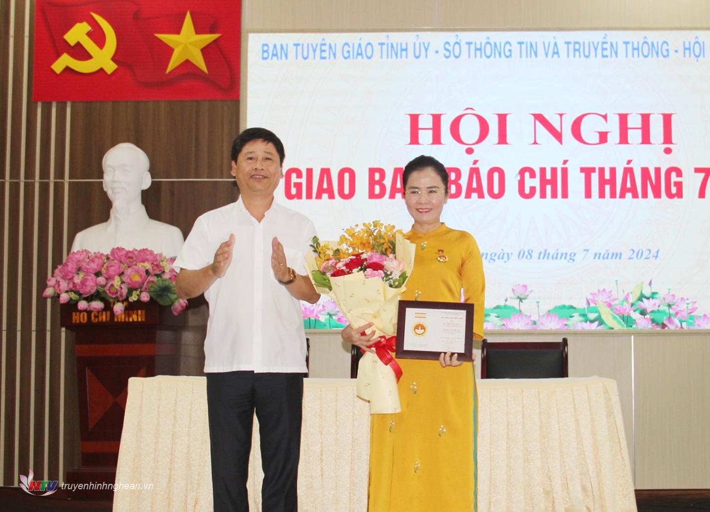 PG88 go Bắn cá Hội Nhà báo tỉnh Trần Minh Ngọc trao kỷ niệm chương cho PG88 go Bắn cá Uỷ ban MTTQ tỉnh Võ Thị Minh Sinh.
