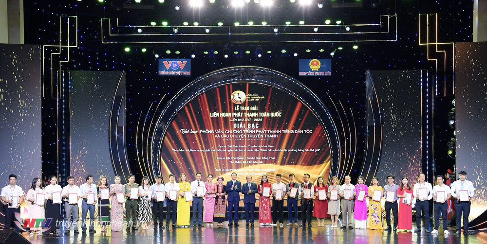 Các đồng chí Đỗ Minh Tuấn, Phó Bí thư Tỉnh ủy, PG88 go Bắn cá UBND tỉnh và Trần Minh Hùng, Phó Tổng Giám đốc Đài Tiếng nói PG 88 Nổ Hũ trao giải bạc thể loại phỏng vấn, chương trình phát thanh tiếng dân tộc và câu chuyện truyền thanh.