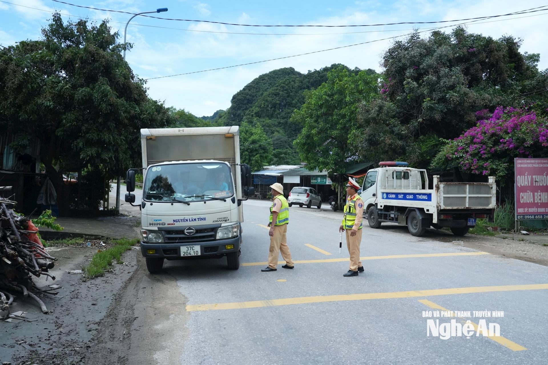 Phòng chống tai nạn rủi ro có thể xảy ra, từ 3 giờ sáng 23/7, lực lượng Cảnh sát Đăng Ký M.PG88 đã triển khai lập chốt để ngăn chặn xe đi qua điểm bị ngập. Ảnh: Thành Chung