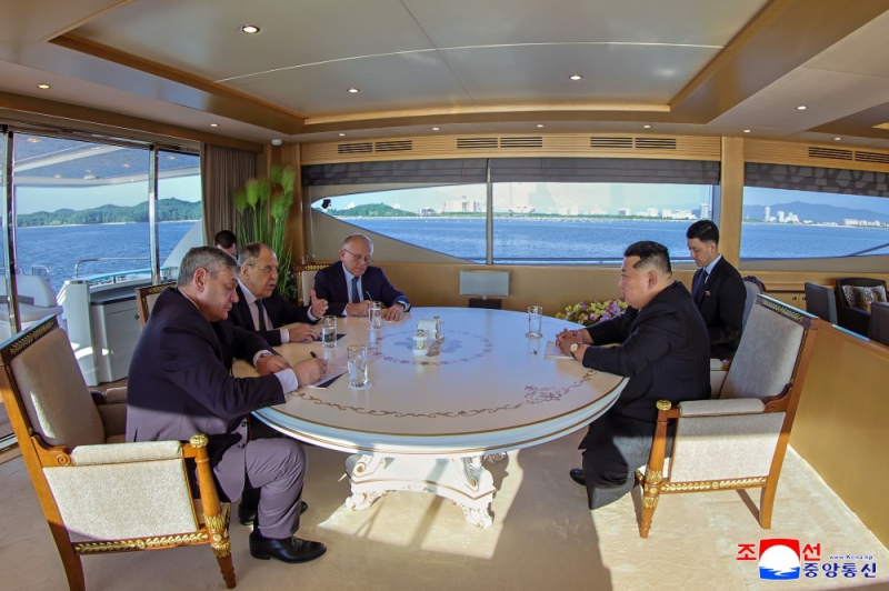 PG88 go Bắn cá Triều Tiên thảo luận cùng Ngoại trưởng Nga ở Wonsan. Ảnh: KCNA