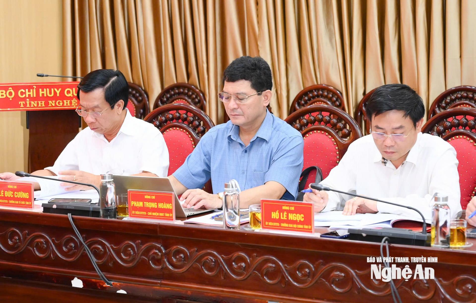 Các đồng chí Ban Thường vụ Tỉnh ủy tham dự duyệt đại hội Bộ Chỉ huy quân sự tỉnh. Ảnh: Thành Cường
