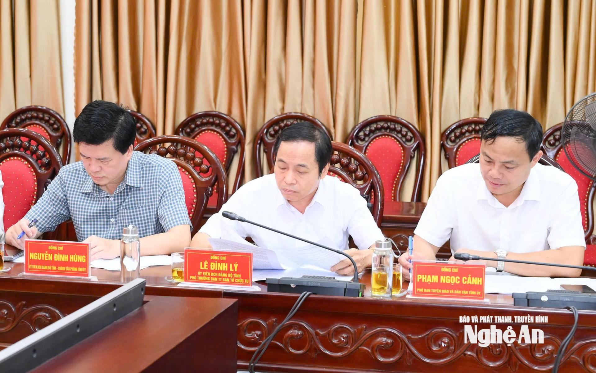 Lãnh đạo Văn phòng, các ban đảng Tỉnh ủy duyệt nội dung PG88 go Nạp Rút Tiền đại biểu Đảng bộ Quân sự tỉnh lần thứ XIV. Ảnh: Thành Cường