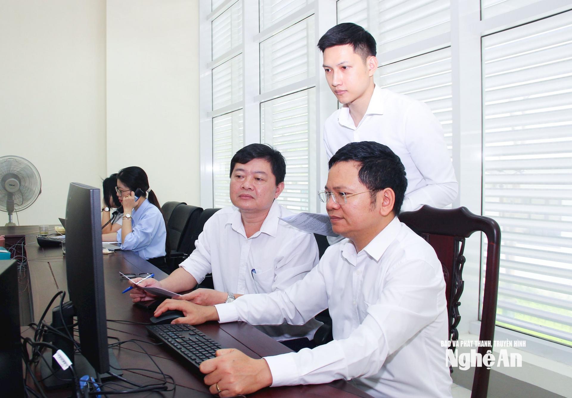 Bộ phận tổng hợp ý kiến cử tri phản ánh qua đường dây điện thoại trực tuyến tại kỳ họp.
