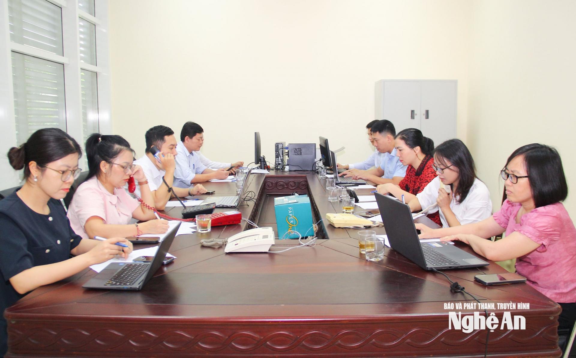 Bộ phận trực đường dây điện thoại trực tuyến và tiếp nhận đơn thư tại kỳ họp.