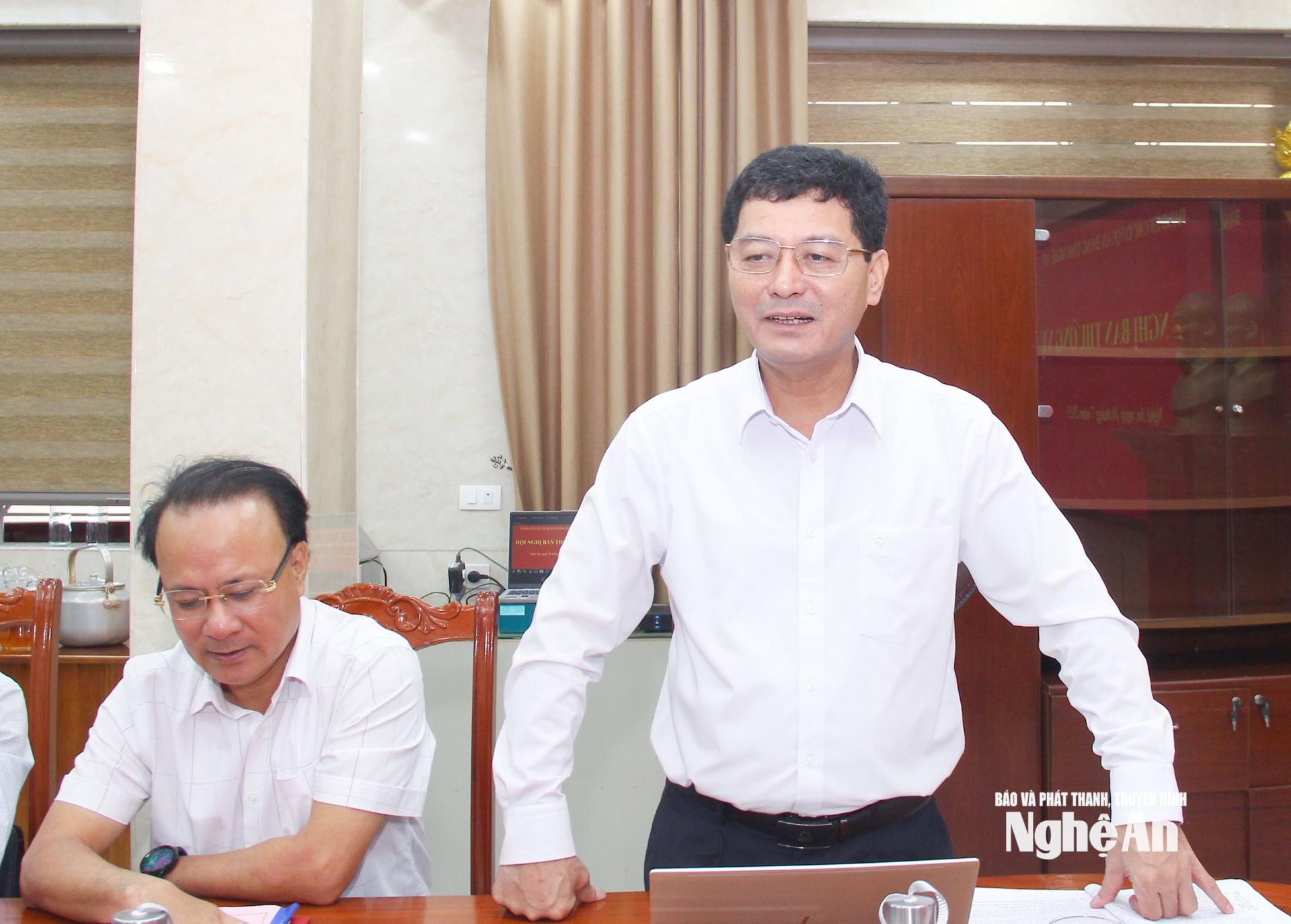Đồng chí Phạm Trọng Hoàng - Uỷ viên Ban Thường vụ Tỉnh uỷ, Chủ nhiệm Uỷ ban Kiểm tra Tỉnh uỷ, Phó Bí thư Thường trực Đảng uỷ các cơ quan Đảng tỉnh góp ý bổ sung về nhiệm vụ, giải pháp công tác lãnh đạo chính trị, tư tưởng, đạo đức của cán bộ, đảng viên. Ảnh: Mai Hoa