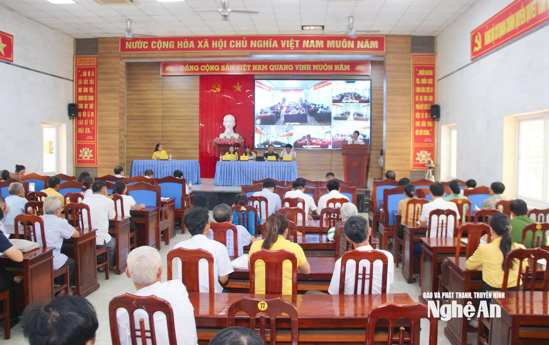 Quang cảnh hội nghị tiếp xúc cử tri tại điểm cầu trực tiếp xã Nghĩa Đàn.