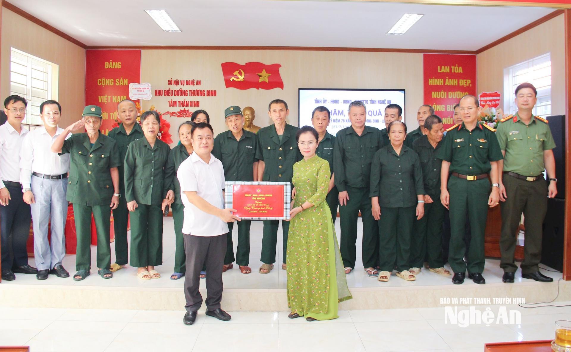 Đoàn công tác của tỉnh tặng quà Khu Điều dưỡng thương binh tâm thần kinh Nghệ An. Ảnh: Mai Hoa