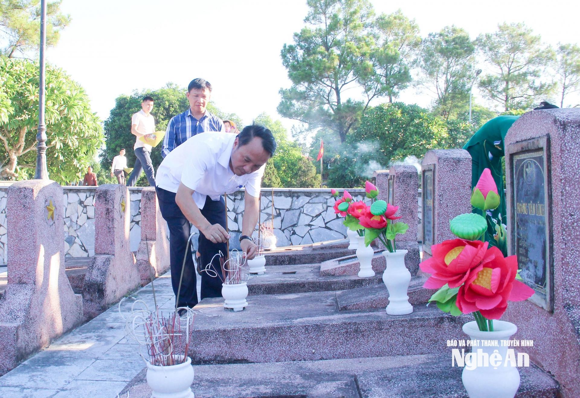 Lãnh đạo xã Đông Lộc dâng hương trước phần mộ các liệt sĩ tại Nghĩa trang liệt sĩ Nghi Lộc. Ảnh: Mai Hoa