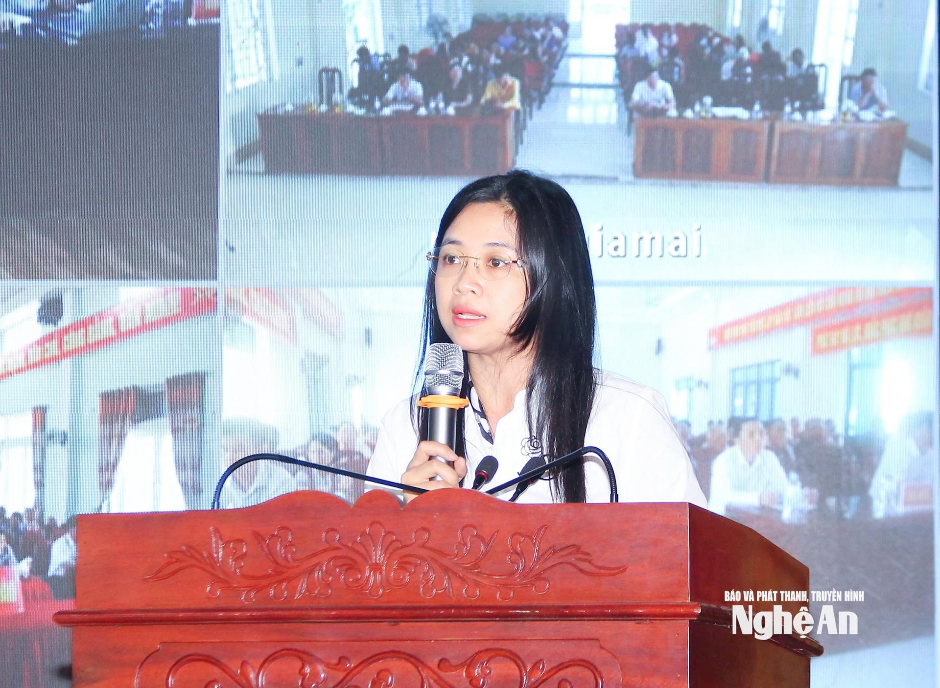Phó Giám đốc Sở Nội vụ Nguyễn Thị Mai Thương giải trình các vấn đề liên quan đến tổ chức bộ máy và cán bộ. 