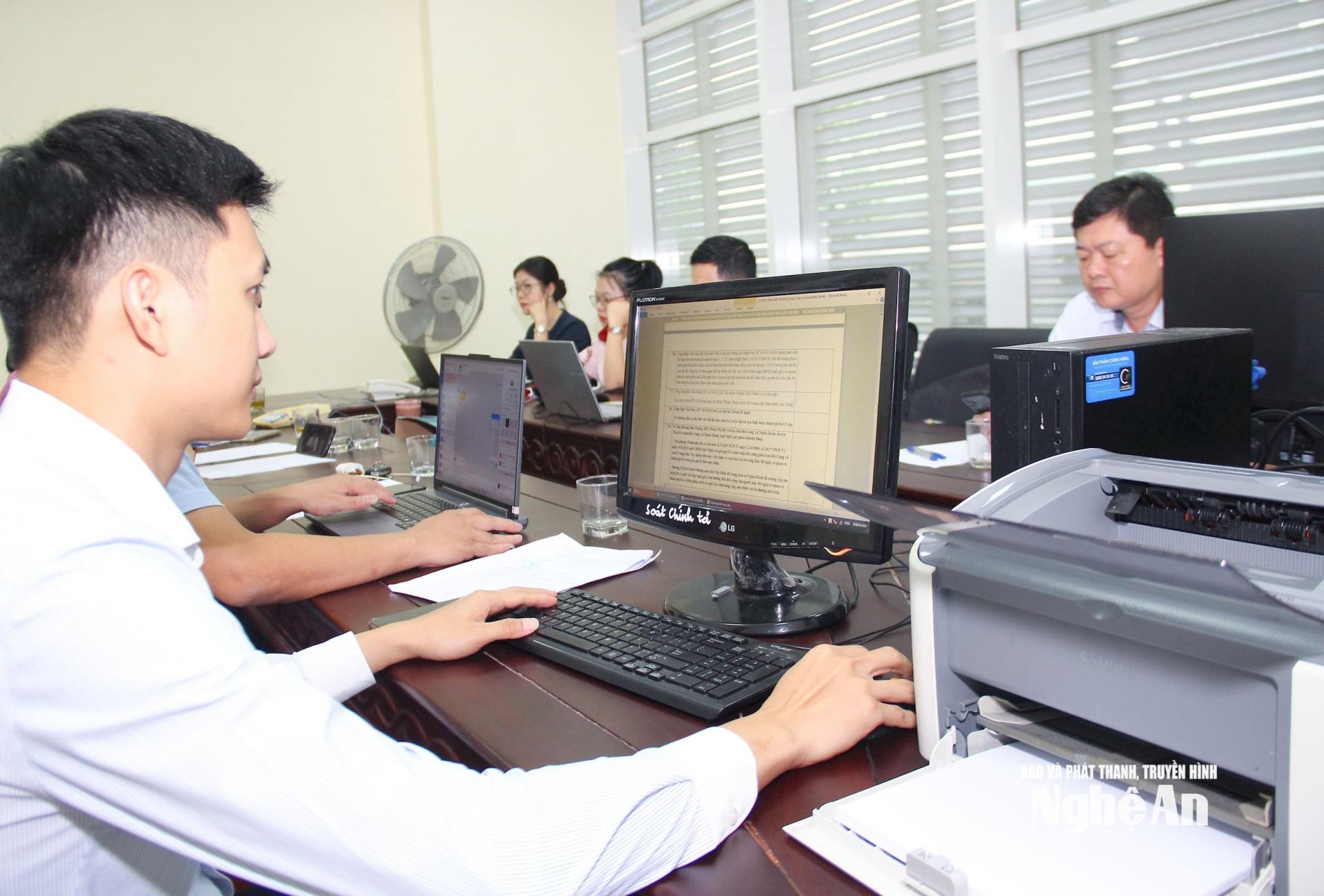 án bộ Văn phòng Đoàn đại biểu Quốc hội và HĐND tỉnh theo dõi đơn thư gửi đến HĐND tỉnh.