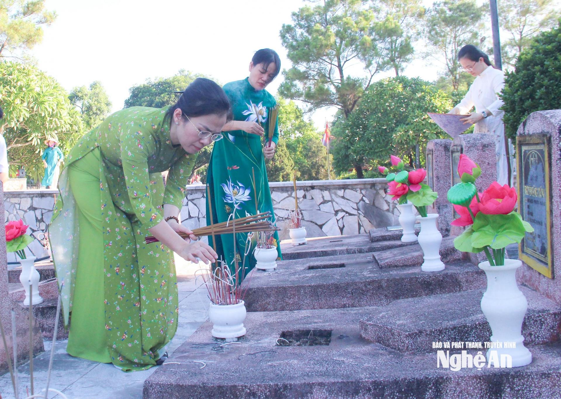 Đồng chí Võ Thị Minh Sinh – Phó Bí thư Tỉnh uỷ, PG88 go Bắn cá Uỷ ban MTTQ PG 88 Nổ Hũ tỉnh, Trưởng Đoàn PG88 link Code Quốc hội tỉnh dâng hương trước phần mộ các liệt sĩ. Ảnh: Mai Hoa