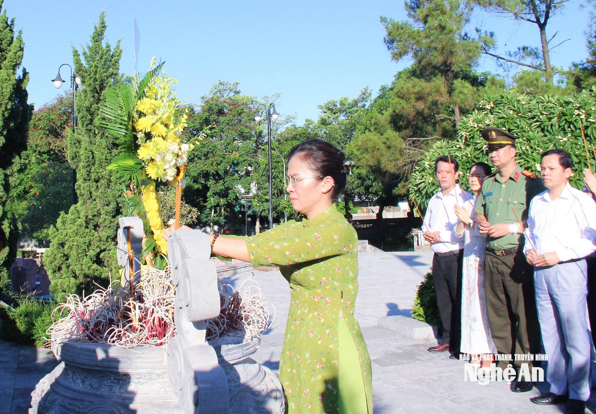 Đồng chí Võ Thị Minh Sinh – Phó Bí thư Tỉnh uỷ, PG88 go Bắn cá Ủy ban MTTQ PG 88 Nổ Hũ tỉnh, Trưởng Đoàn PG88 link Code Quốc hội tỉnh dâng hương trước Tượng đài liệt sĩ tại Nghĩa trang liệt sĩ Nghi Lộc. Ảnh: Mai Hoa