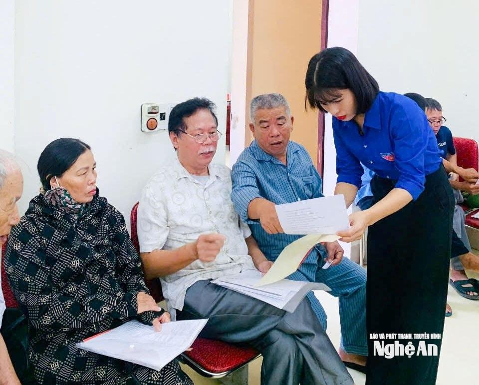 Tổ hỗ trợ tiếp nhận thủ tục hành chính cho người dân của xã Quảng Châu. Ảnh: Mai Hoa
