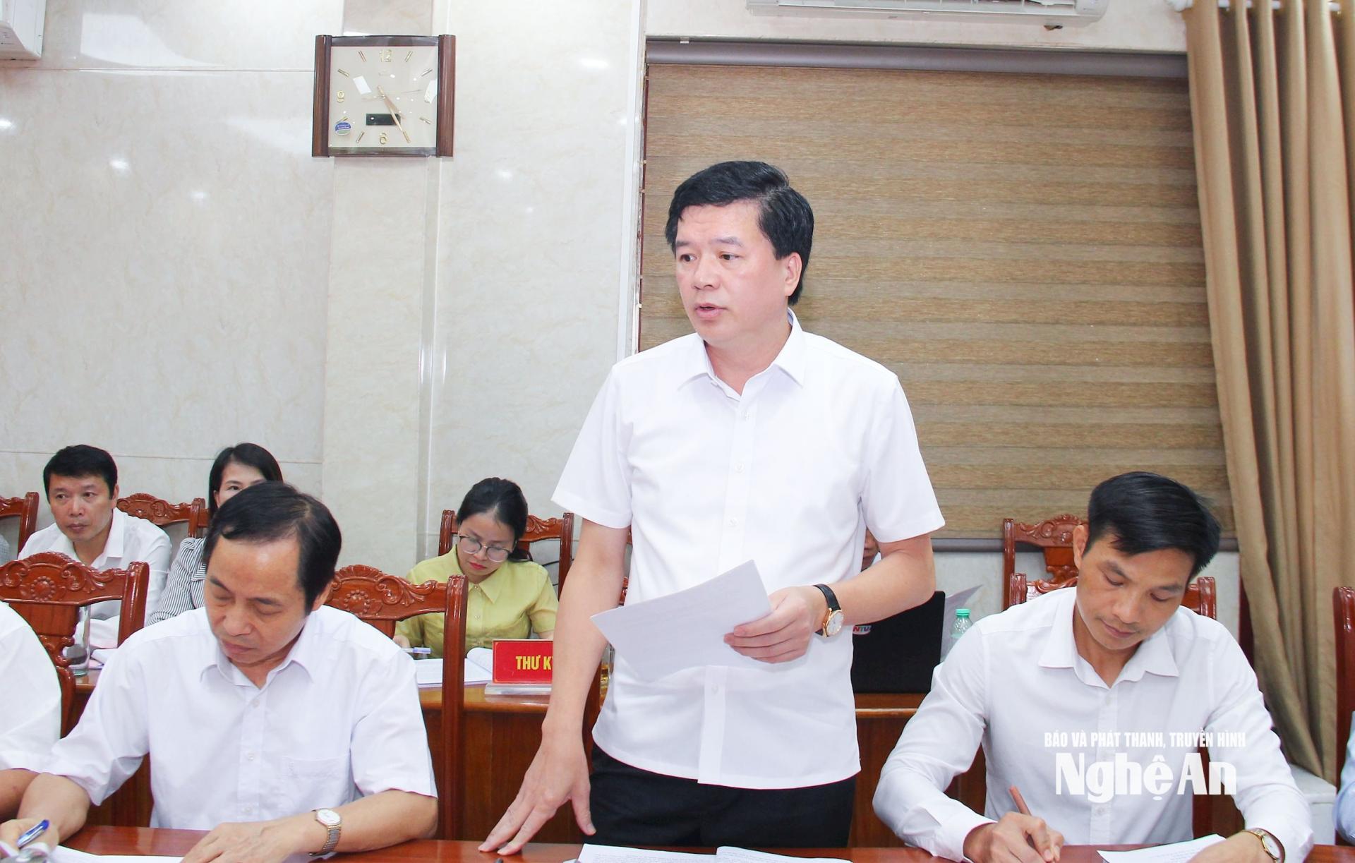 Đồng chí Nguyễn Đình Hùng - Uỷ viên Ban Chấp hành Đảng bộ tỉnh, Chánh Văn phòng Tỉnh uỷ, Uỷ viên Ban Thường vụ Đảng uỷ các cơ quan Đảng tỉnh góp ý một số nội dung về báo cáo chính trị. Ảnh: Mai Hoa