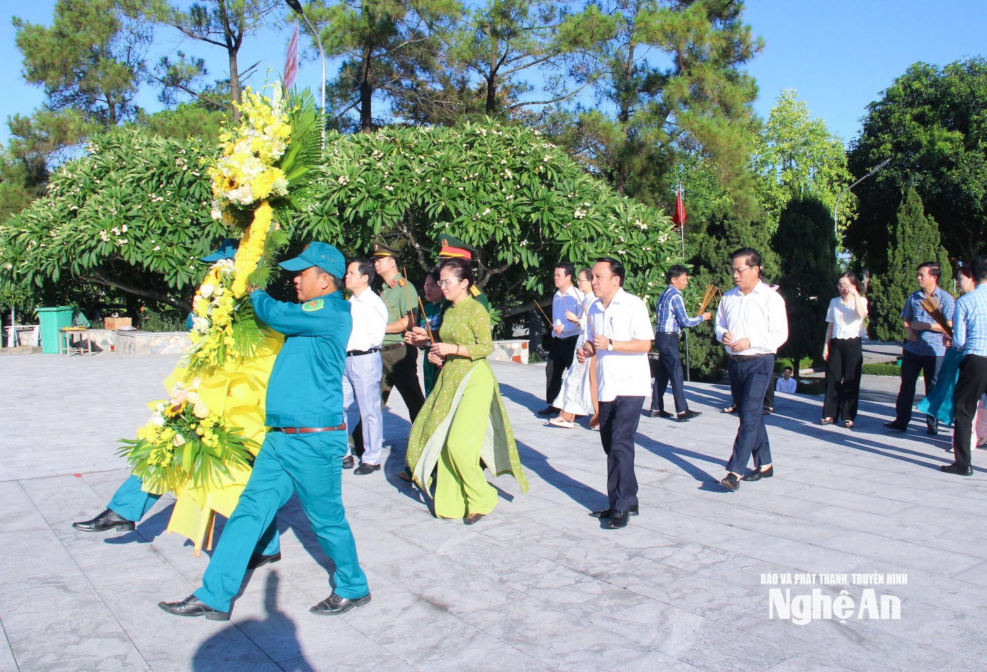 Đoàn công tác của tỉnh và các xã Đông Lộc, Nghi Lộc dâng hoa viếng các Anh hùng liệt sĩ tại Nghĩa trang liệt sĩ Nghi Lộc. Ảnh: Mai Hoa
