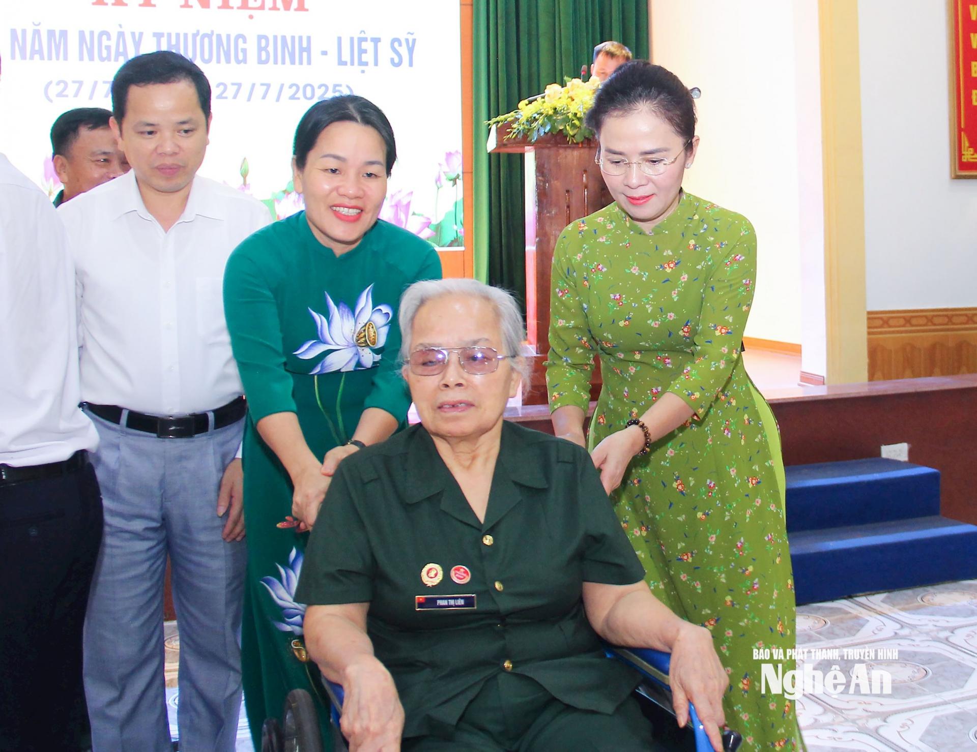 Đồng chí Võ Thị Minh Sinh – Phó Bí thư Tỉnh uỷ, PG88 go Bắn cá Uỷ ban MTTQ PG 88 Nổ Hũ tỉnh, Trưởng Doàn PG88 link Code Quốc hội tỉnh gặp gỡ, trao đổi với thương binh tại Trung tâm Điều dưỡng thương binh Nghệ An. Ảnh: Mai Hoa
