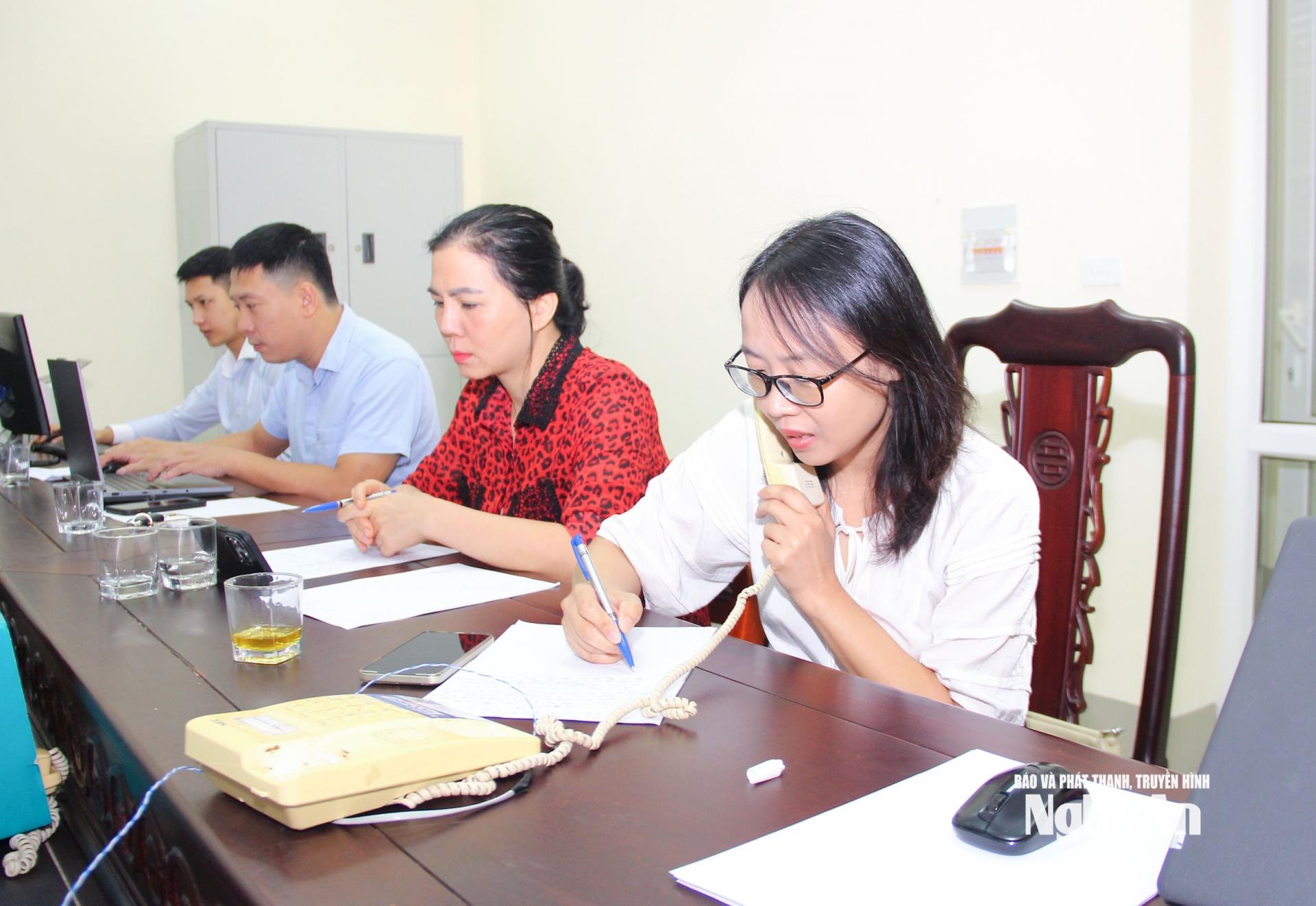 Cán bộ các sở, ngành và Văn phòng Đoàn đại biểu Quốc hội và HĐND tỉnh tiếp nhận ý kiến của cử tri và nhân dân qua đường dây điện thoại trực tuyến.