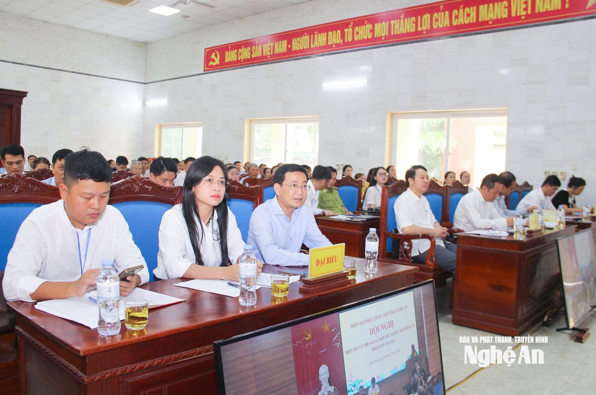 Lãnh đạo các sở, ngành cấp tỉnh và địa phương tham dự hội nghị.