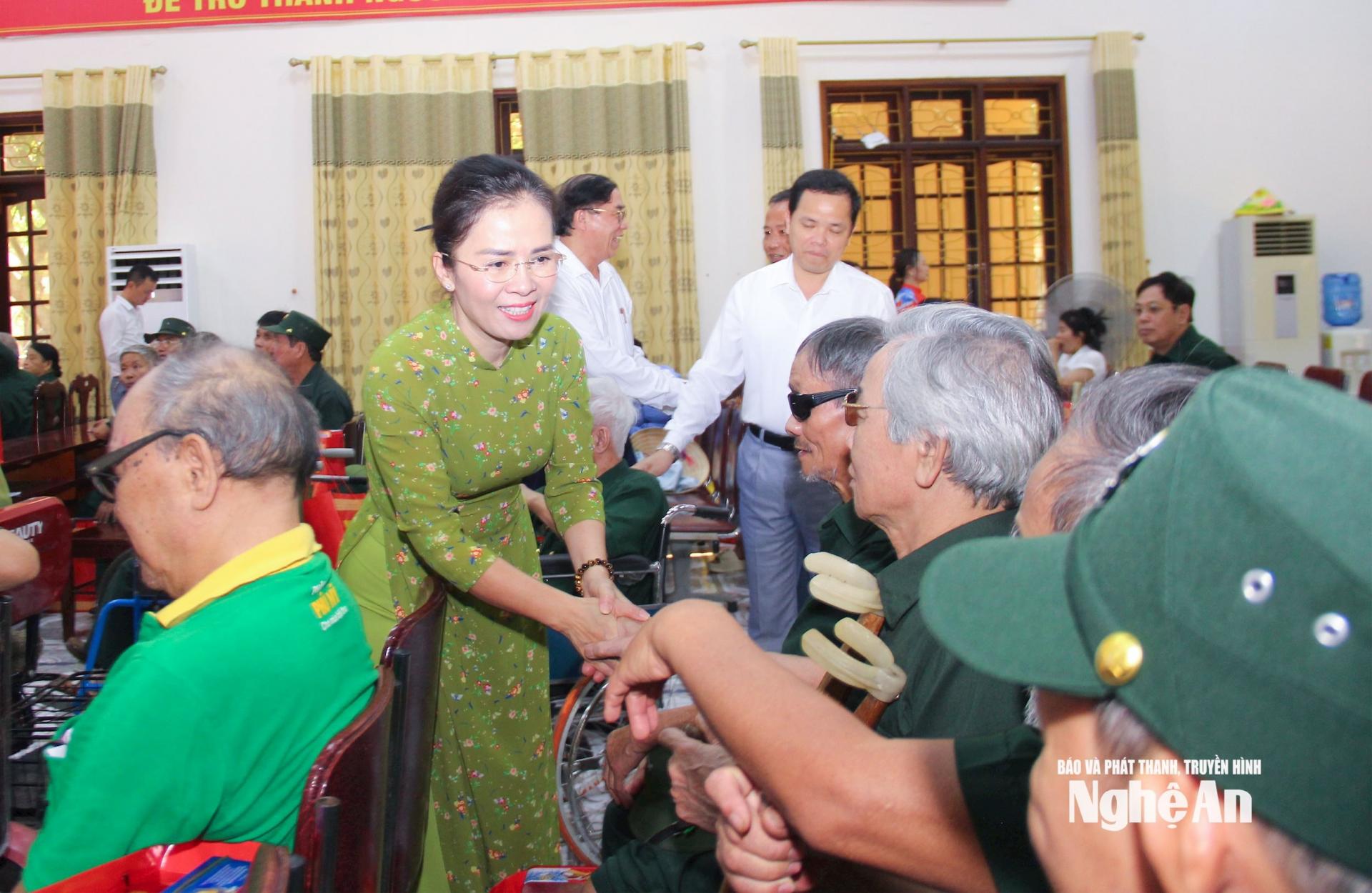 Đồng chí Võ Thị Minh Sinh – Phó Bí thư Tỉnh uỷ, PG88 go Bắn cá Uỷ ban MTTQ PG 88 Nổ Hũ tỉnh, Trưởng Đoàn PG88 link Code Quốc hội tỉnh gặp gỡ, thăm hỏi sức khoẻ các thương binh tại Trung tâm Điều dưỡng thương binh Nghệ An. Ảnh: Mai Hoa