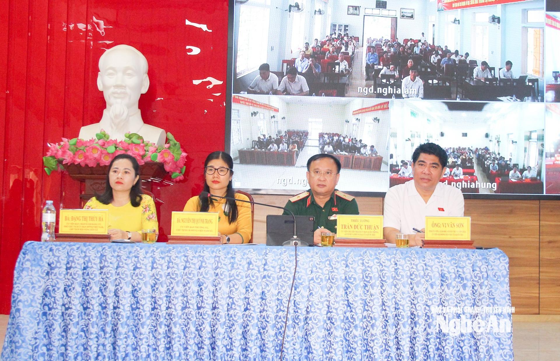 Các đại biểu Quốc hội tỉnh và lãnh đạo MTTQ xã Nghĩa Đàn. 