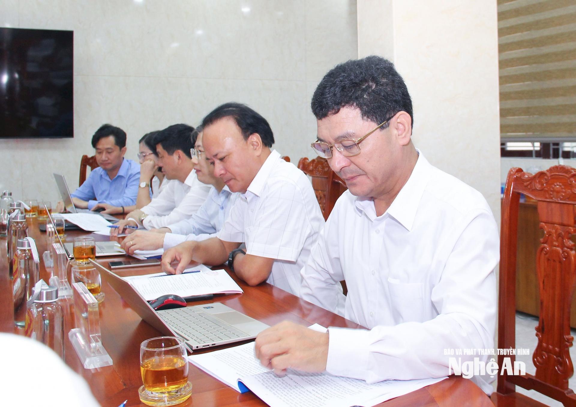 Các đồng chí Uỷ viên Ban Thường vụ Đảng uỷ các cơ quan Đảng tỉnh tham dự cuộc họp. Ảnh: Mai Hoa
