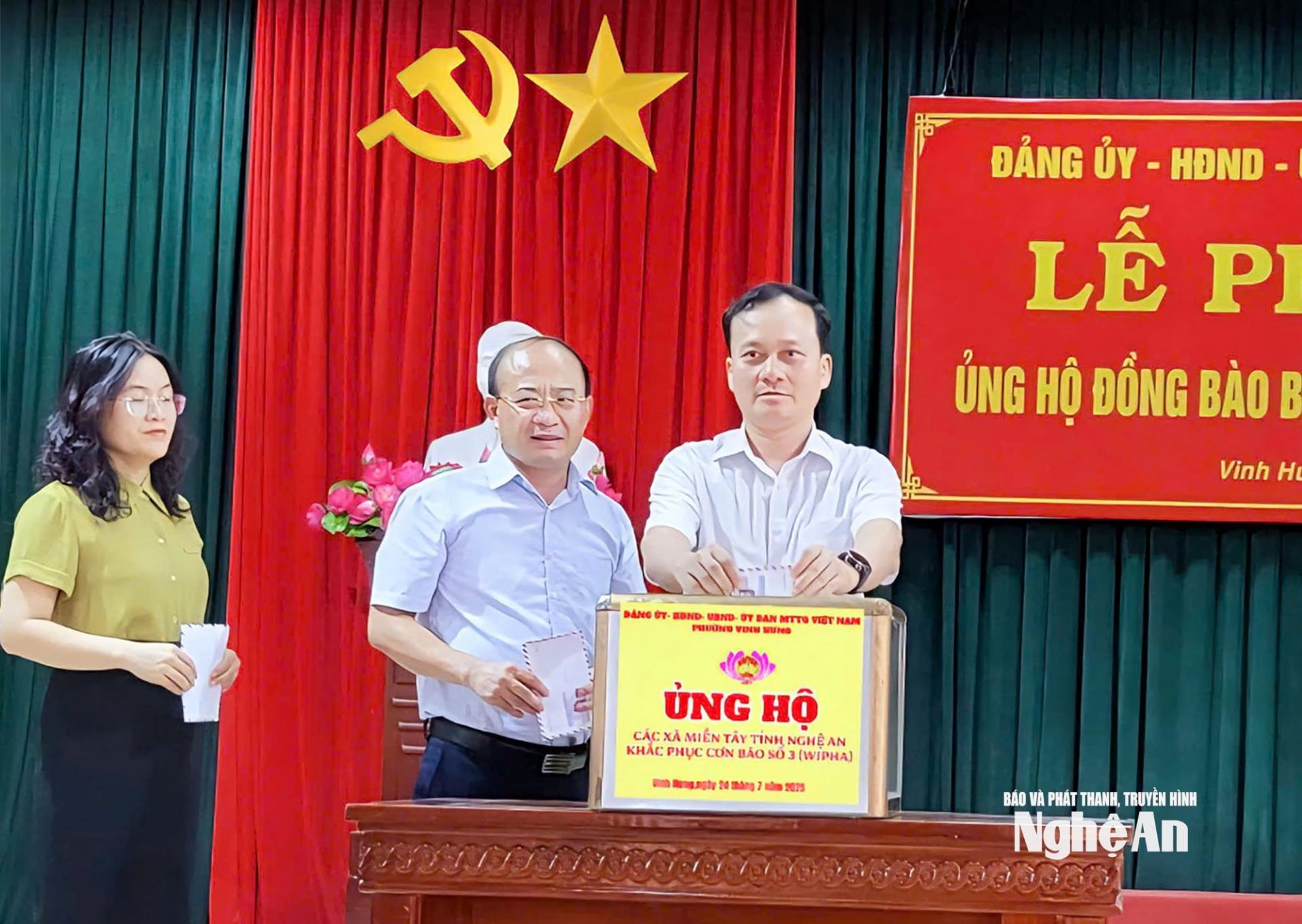 Cán bộ phường Vinh Hưng phát động ủng hộ đồng bào các xã miền Tây PG88 go Bắn cá khắc phục hậu quả bão lũ. Ảnh: CSCC