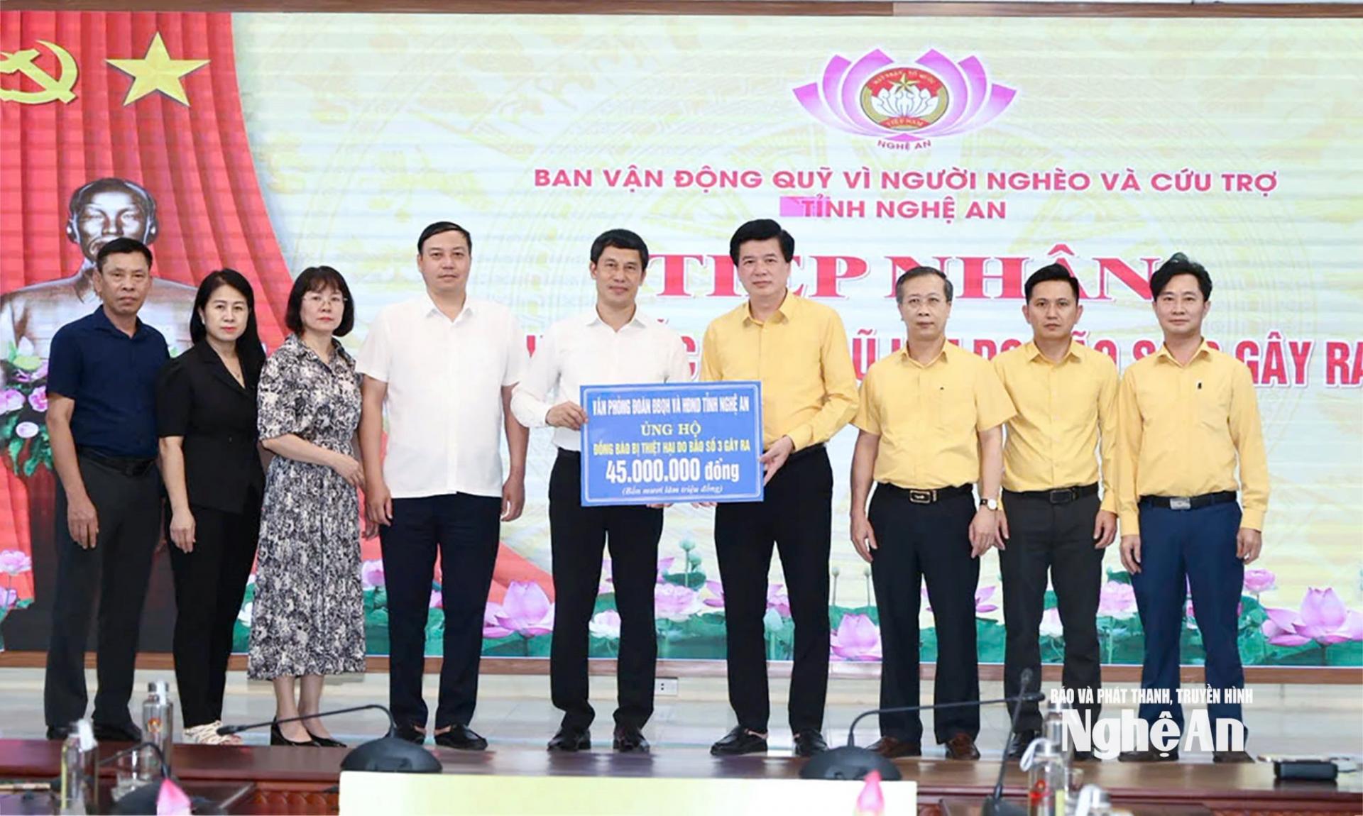 Lãnh đạo Ủy ban MTTQ PG 88 Nổ Hũ tỉnh tiếp nhận nguồn ủng hộ từ cơ quan Văn phòng Đoàn đại biểu Quốc hội và HĐND tỉnh. Ảnh: CSCC