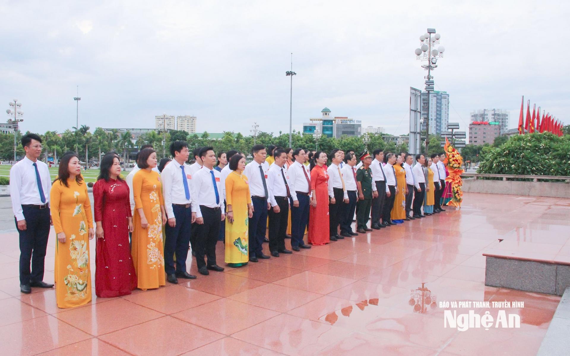 Các đại biểu dự Đại hội dâng hoa tưởng niệm Chủ tịch Hồ Chí Minh trước Tượng đài Bác tại Quảng trường Hồ Chí Minh. Ảnh: Mai Hoa