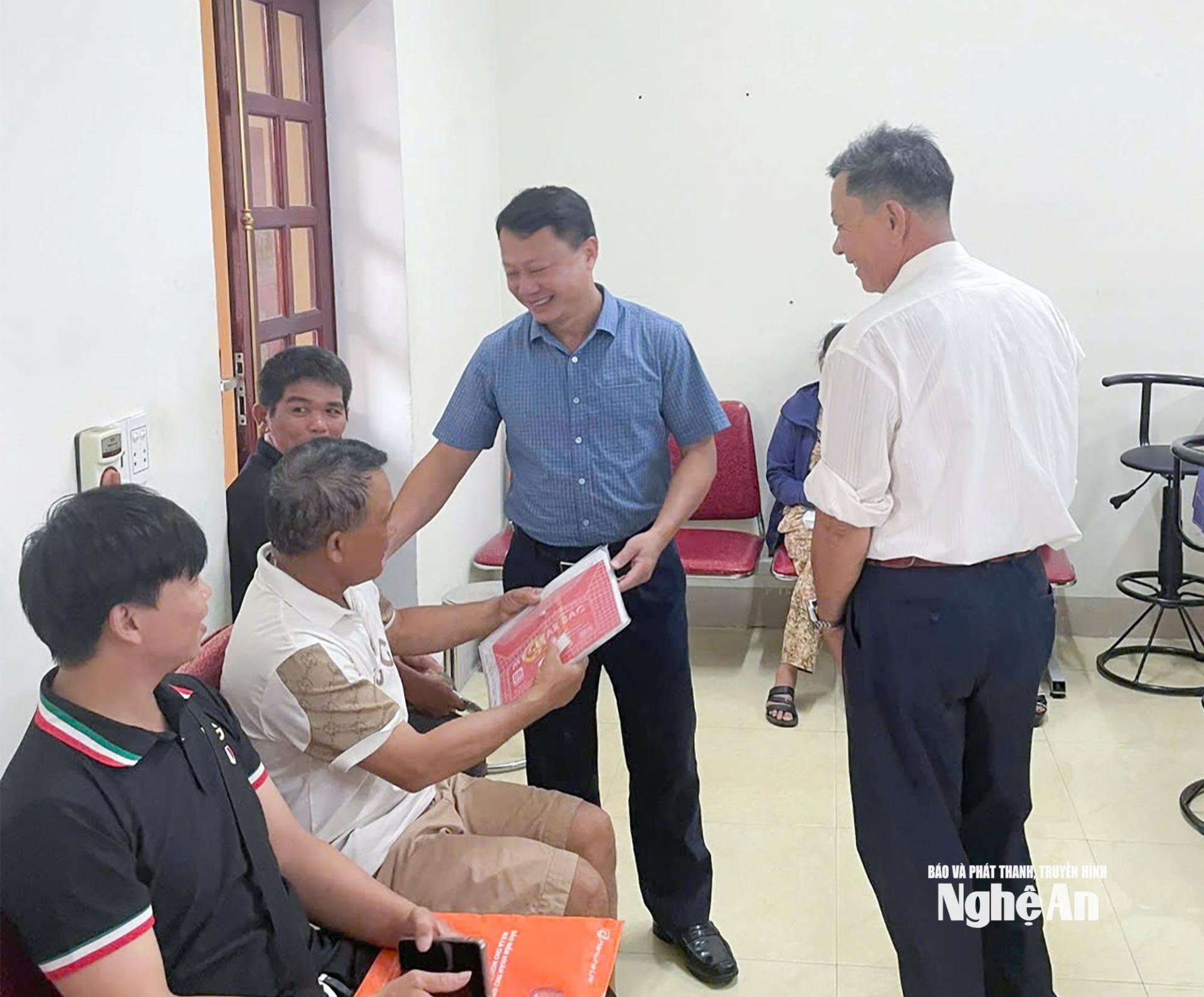 Cán bộ xã Quảng Châu trao đổi với người dân đến làm thủ tục hành chính tại trung tâm. Ảnh: Mai Hoa