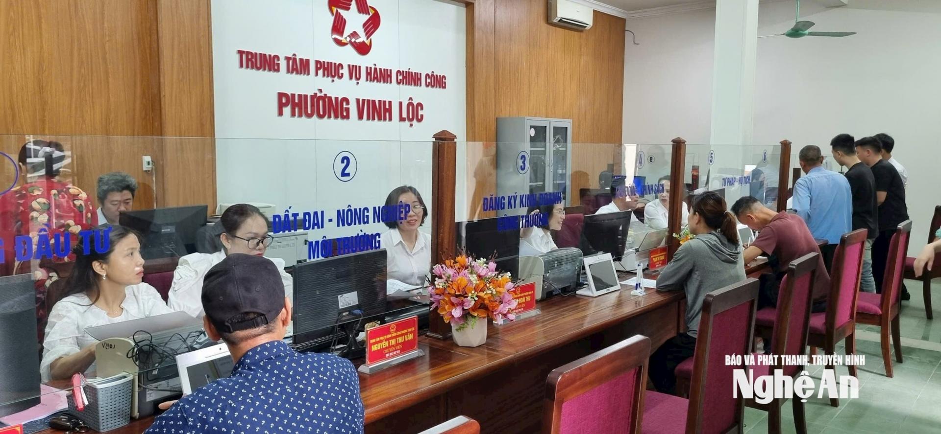 Cán bộ phường Vinh Lộc giải quyết thủ tục hành chính cho tổ chức, cá nhân.