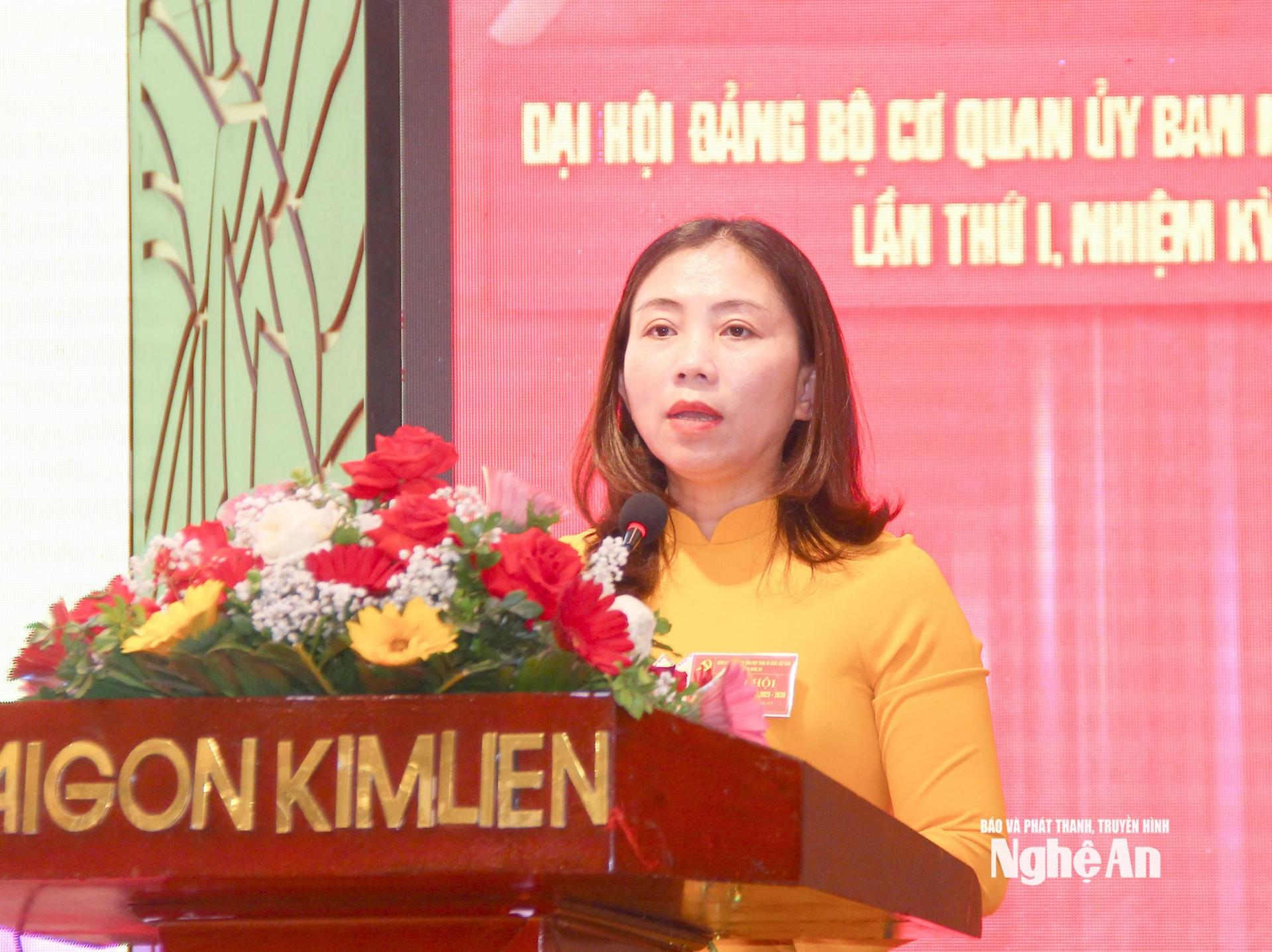 Đồng chí Hoàng Thị Hiền - Ủy viên Ban Chấp hành Đảng bộ, Phó PG88 go Bắn cá Hội LHPN tỉnh báo cáo tổng hợp ý kiến góp ý vào dự thảo văn kiện đại hội Đảng cấp trên. Ảnh: Mai Hoa