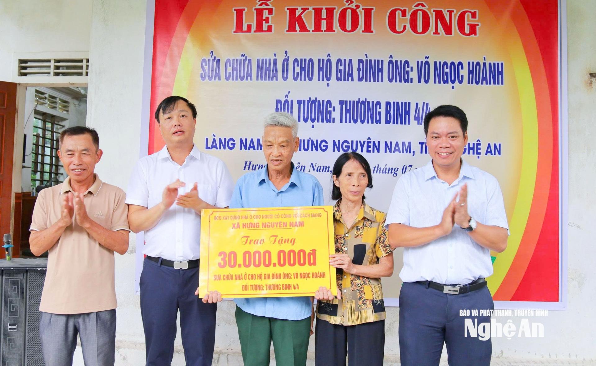 Lãnh đạo xã Hưng Nguyên Nam trao hỗ trợ sửa chữa nhà ở cho người dân.