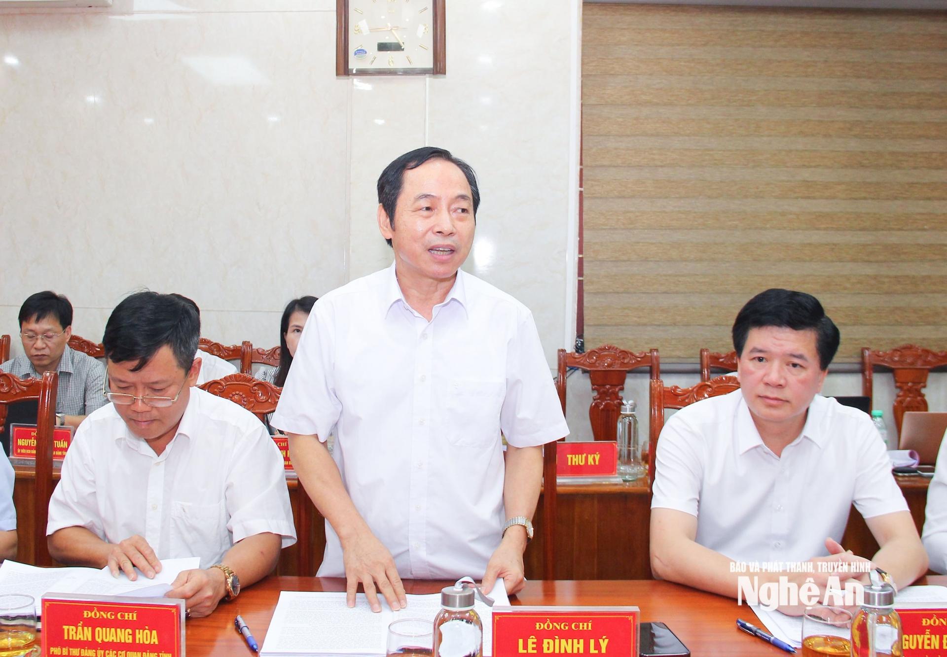 Đồng chí Lê Đình Lý - Uỷ viên Ban Chấp hành Đảng bộ tỉnh, Phó Trưởng ban Tổ chức Tỉnh uỷ, Uỷ viên Ban Thường vụ Đảng uỷ các cơ quan Đảng tỉnh tham gia ý kiến tại cuộc họp. Ảnh: Mai Hoa
