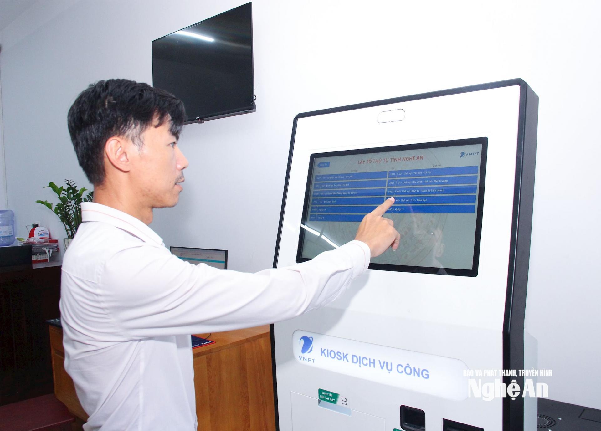 Người dân phường Cửa Lò sử dụng hệ thống Kiosk dịch vụ công tự động. Ảnh: Mai Hoa