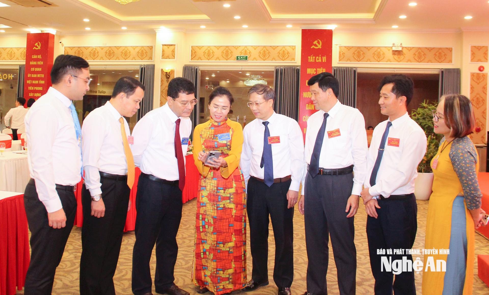 Các đại biểu trao đổi về hoạt động của MTTQ và các tổ chức chính trị - xã hội trong tỉnh. Ảnh: Mai Hoa